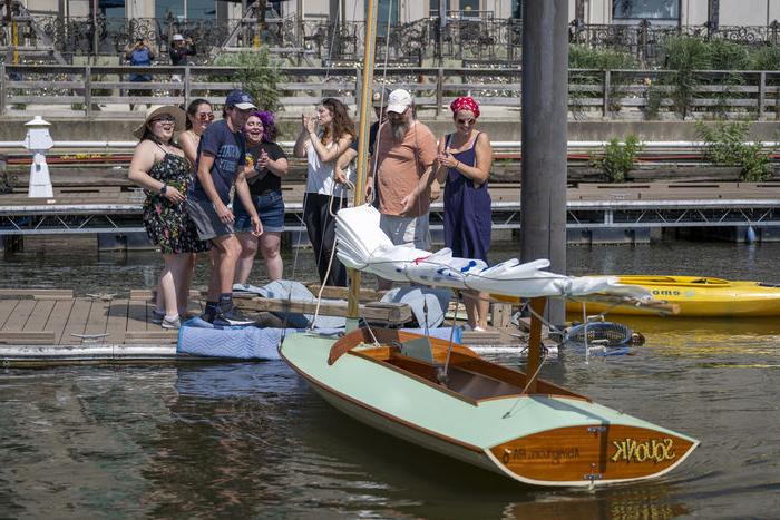 威尼斯人娱乐信誉平台分校的学生们把鸭子船Squonk放入水中